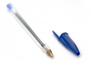 Un bolígrafo BIC Cristal de color azul