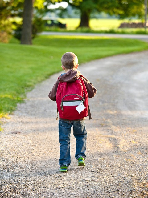 Niño con mochila colegio