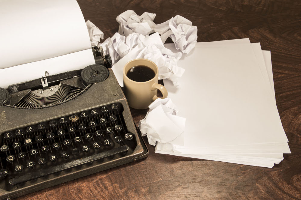 maquina de escribir y documentos rectificados